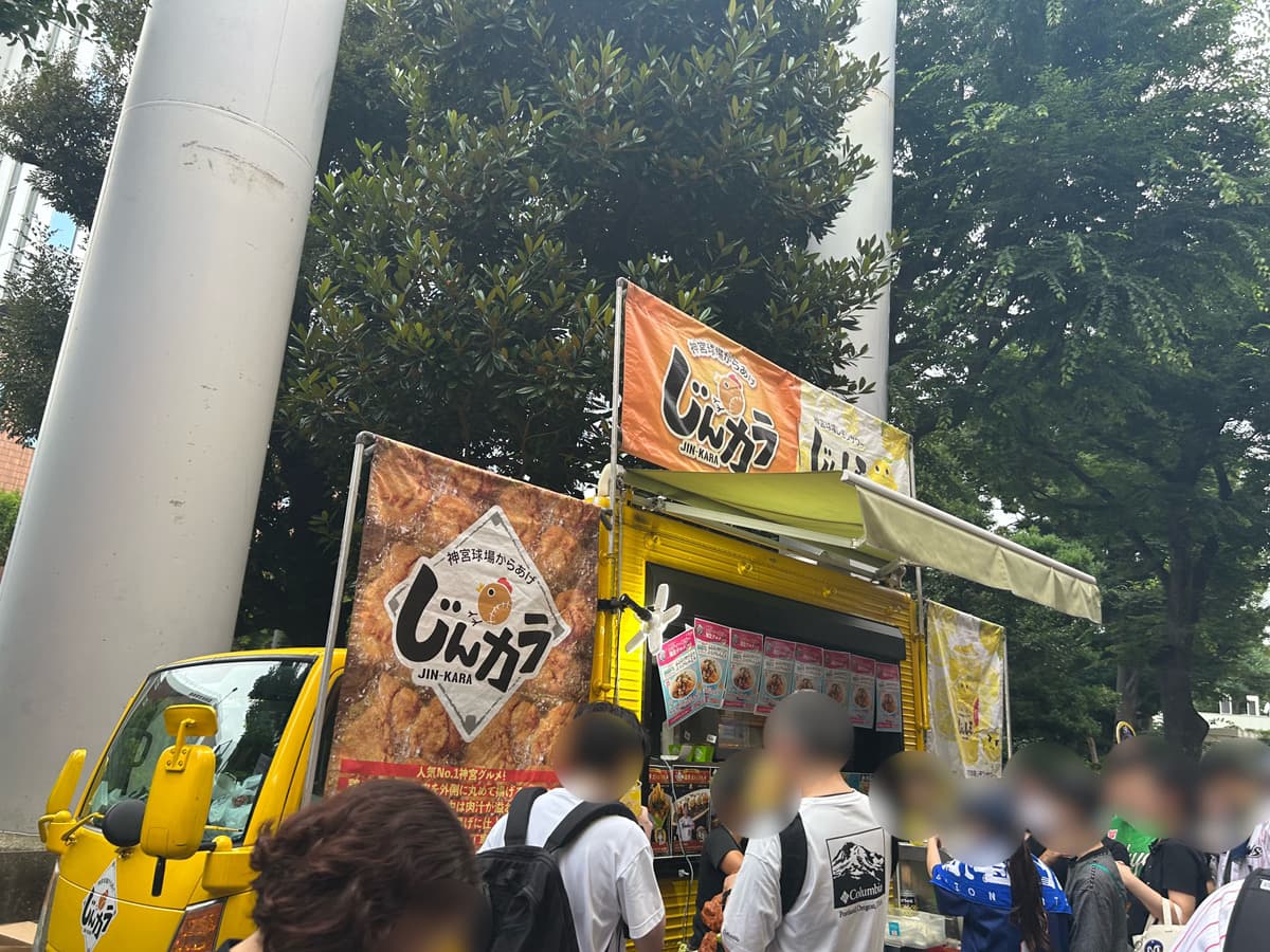 Jin-Kara fried chicken truck outside Jingu Stadium